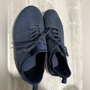 Woman within 10.5 WW sneakers.